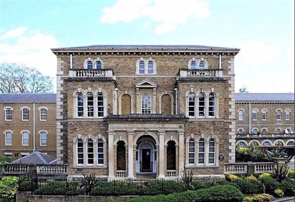 Princess Park Manor Pr, Royal Drive... 1 bed apartment £1,400 pcm (£