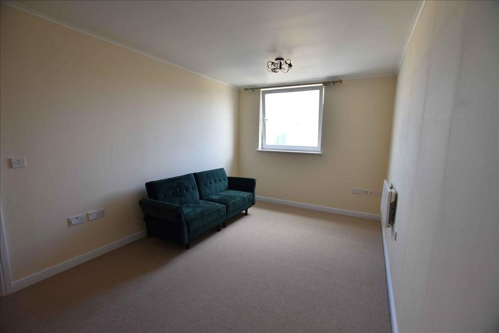 Hamlyn House, Feltham, Middlesex, TW13 2 bed flat for sale £265,000