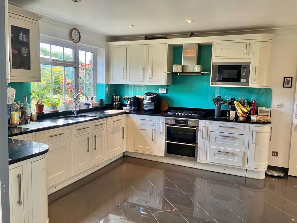 Byfield Road, Woodfood Halse, Northamptonshire NN11 3QS 3 bed detached