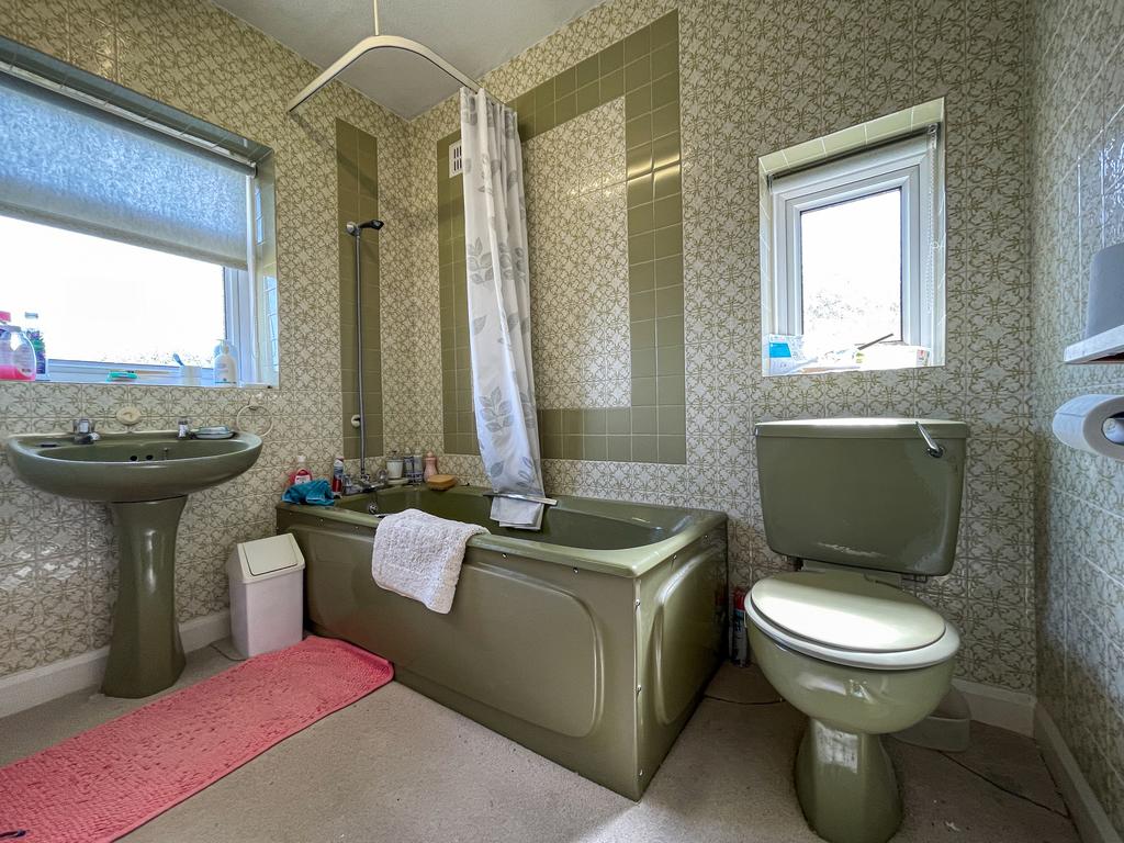18 Mount Crescent - Bathroom