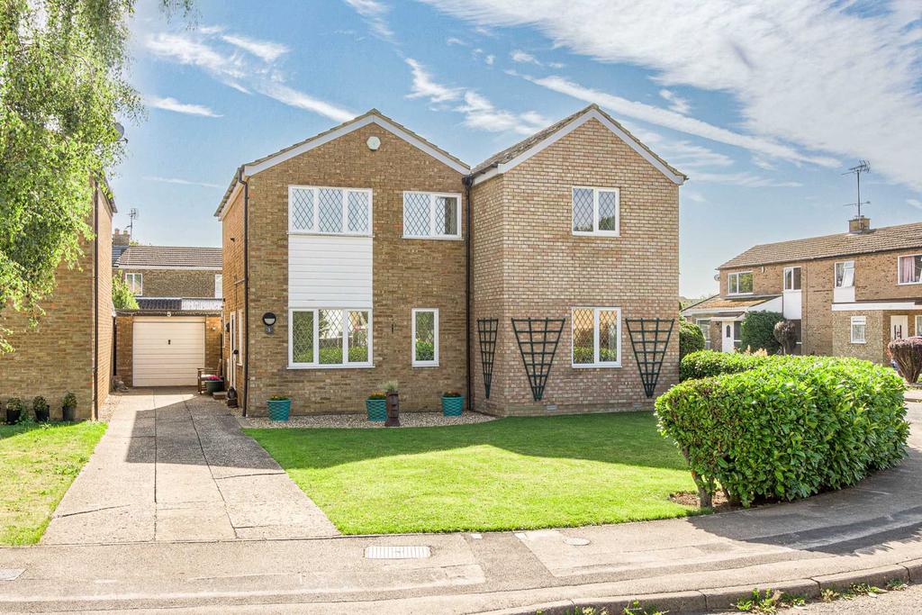 Trent Drive, Newport Pagnell MK16 4 bed detached house for sale £480,000