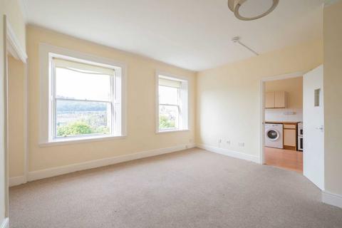 3 bedroom apartment to rent, Laura Place