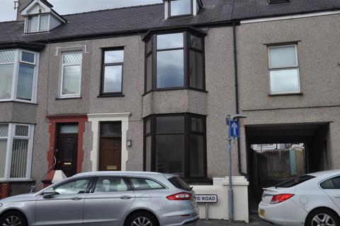 4 bedroom end of terrace house to rent, Maeshyfryd Road, Holyhead