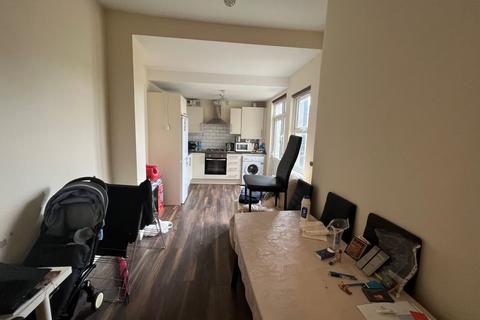 135 Woodstock Avenue, London, NW11 9RL