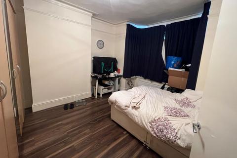 135 Woodstock Avenue, London, NW11 9RL