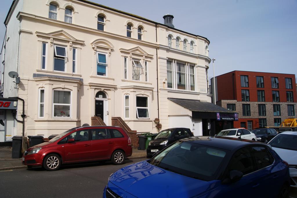 Pevensey Road, Eastbourne BN22 Studio to rent £700 pcm (£162 pw)
