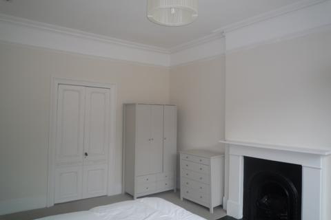 1 bedroom in a flat share to rent, Victoria Rise, London SW4