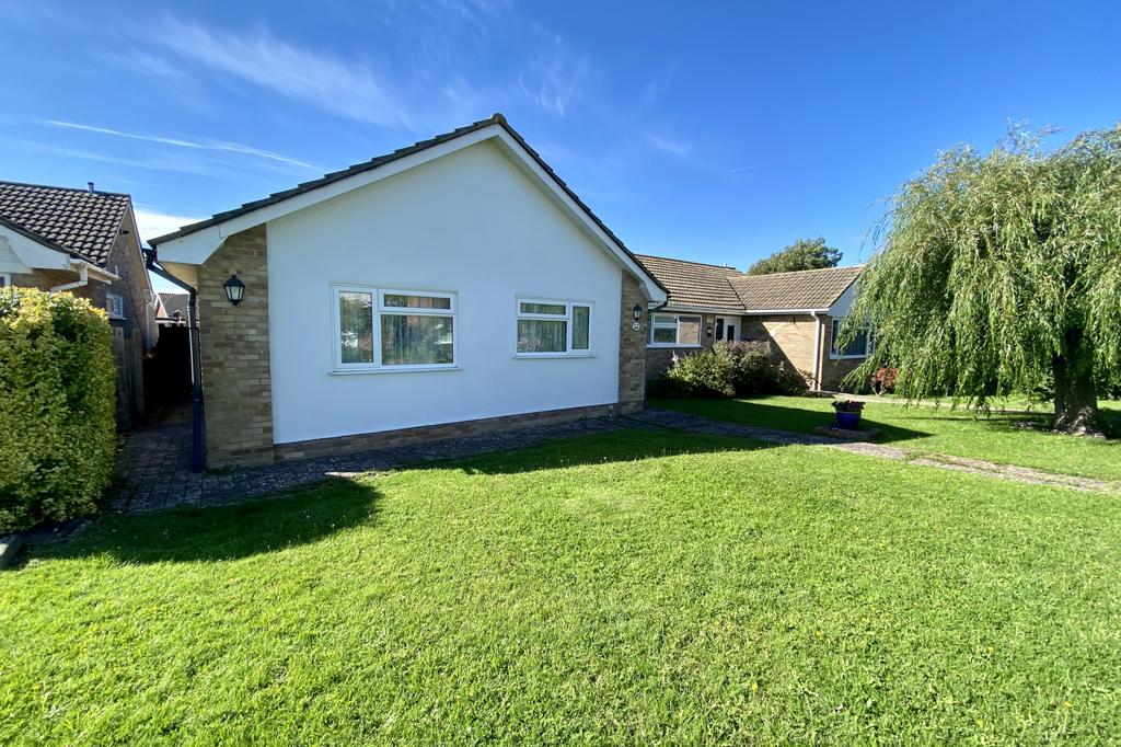 Seven Sisters Road, Eastbourne, East Sussex, BN22 3 bed bungalow for