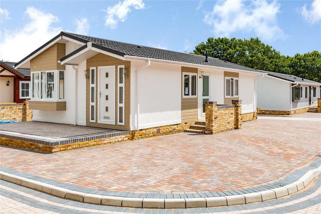 Hawkswood Road, Downham, Billericay, Essex, CM11 2 bed detached house