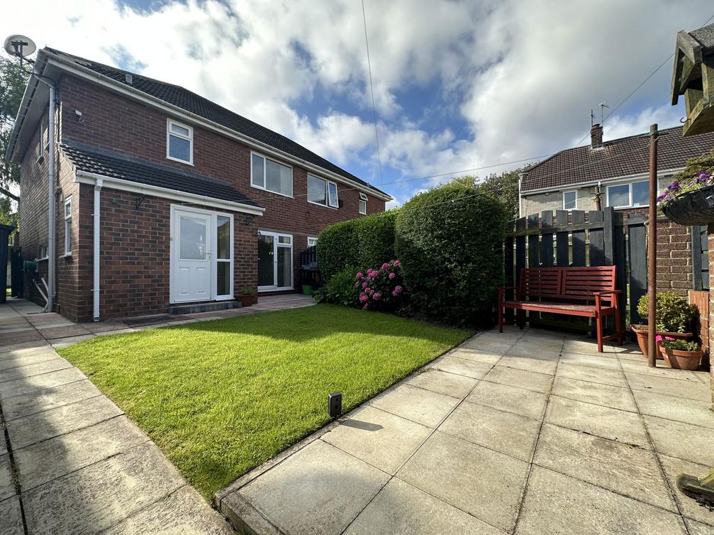 Dahlia Way, Hebburn, Tyne and Wear... 3 bed semidetached house £160,000