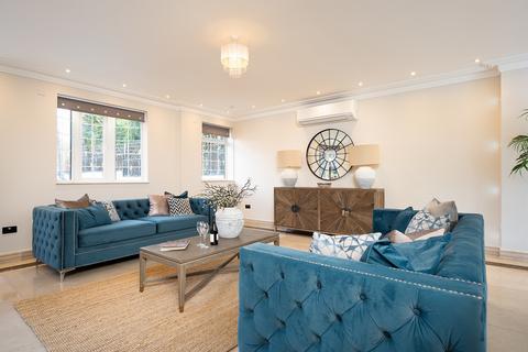 10 Croft Close, London, NW7 4QL