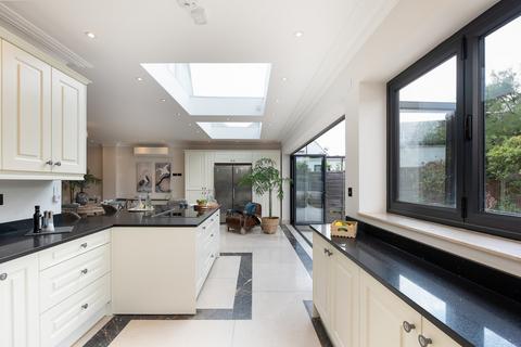 10 Croft Close, London, NW7 4QL