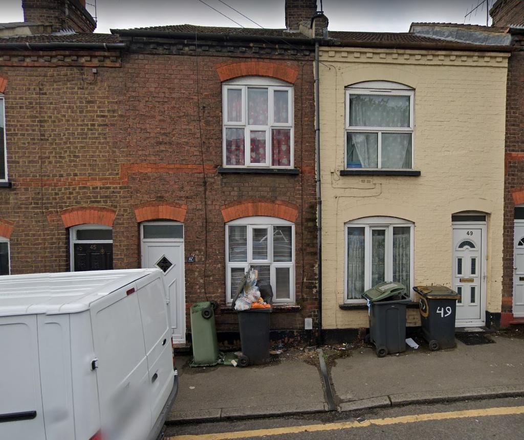 Cromwell Road Luton LU3 1DP 2 bed terraced house £1,200 pcm (£277 pw)