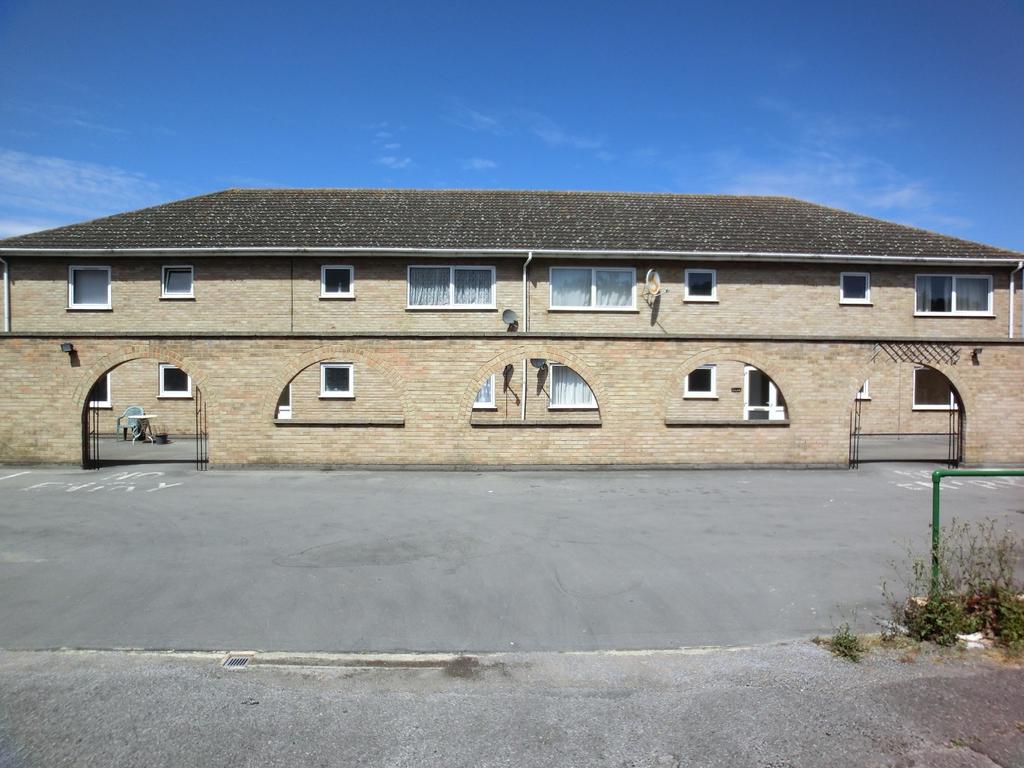 Warren Hastings Court, Pier Road... 2 bed apartment £1,150 pcm (£265 pw)