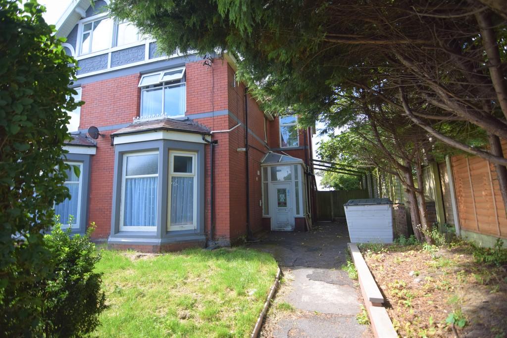 Park Road, Blackpool 1 bed ground floor flat £412 pcm (£95 pw)
