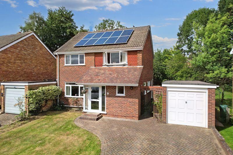 Willow Way, Farnham 4 bed detached house £475,000