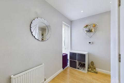 5 Falcon Way, South Ockendon, RM15 5FW
