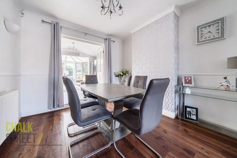 13 Conway Close, Rainham, RM13 7DS