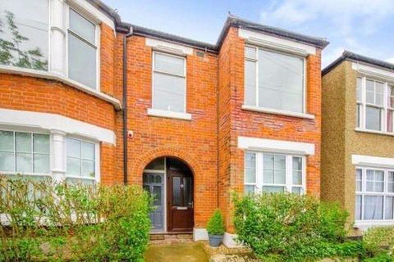 Leslie Road,East Finchley, N2 3 bed apartment £2,250 pcm (£519 pw)