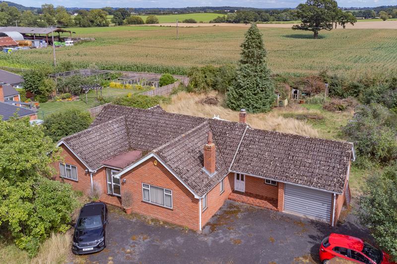 Worcester Road, Hanley Swan, Worcestershire, WR8 0EA 3 bed bungalow for