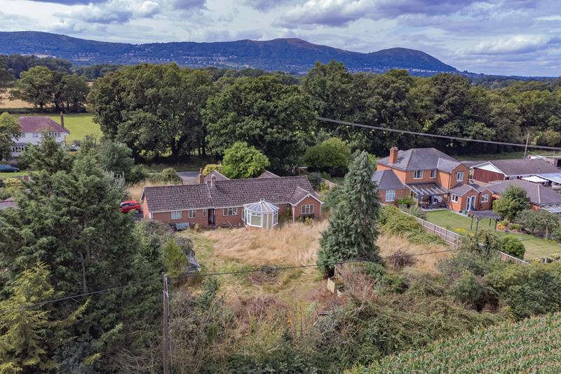 Worcester Road, Hanley Swan, Worcestershire, WR8 0EA 3 bed bungalow for