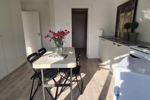 Studio to rent, Sherwood Road, London NW4