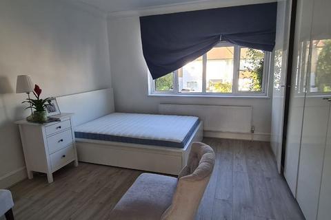 Studio to rent, Sherwood Road, London NW4