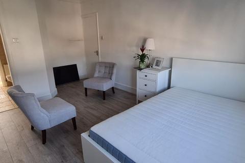 Studio to rent, Sherwood Road, London NW4
