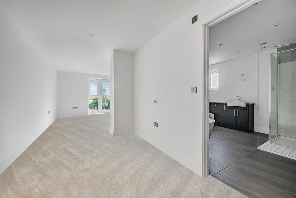 Master bedroom..jpg
