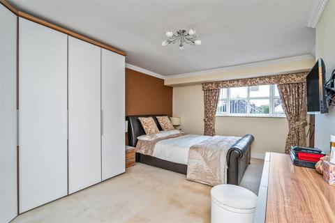32 Barnfield Drive, Solihull, B92 0QB