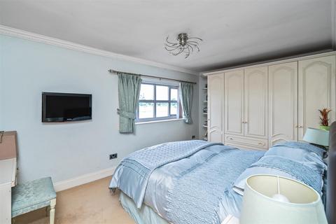 32 Barnfield Drive, Solihull, B92 0QB