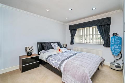 32 Barnfield Drive, Solihull, B92 0QB
