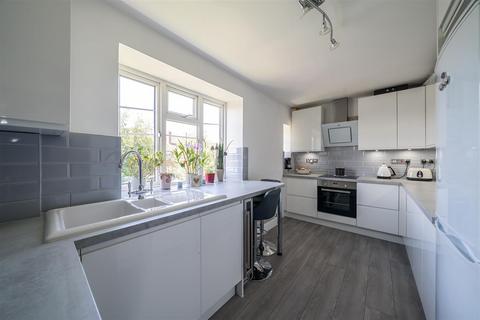 12, Warwick Court Hook Road, Surbiton, KT6 5BW