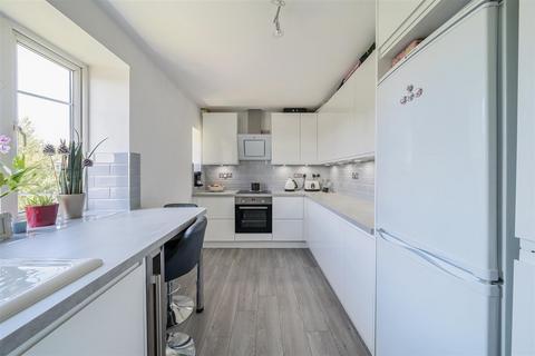 12, Warwick Court Hook Road, Surbiton, KT6 5BW