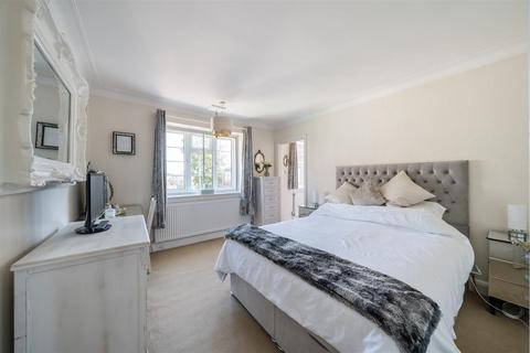 12, Warwick Court Hook Road, Surbiton, KT6 5BW