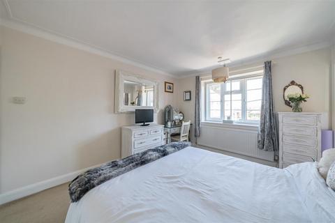 12, Warwick Court Hook Road, Surbiton, KT6 5BW