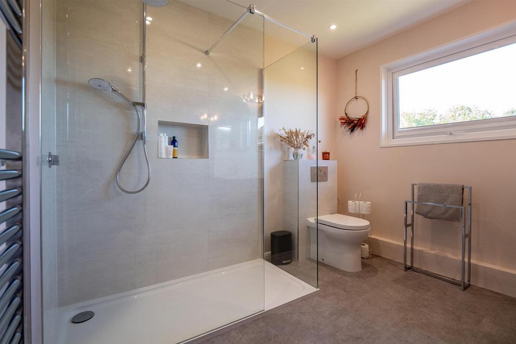 Principal Ensuite.jpg