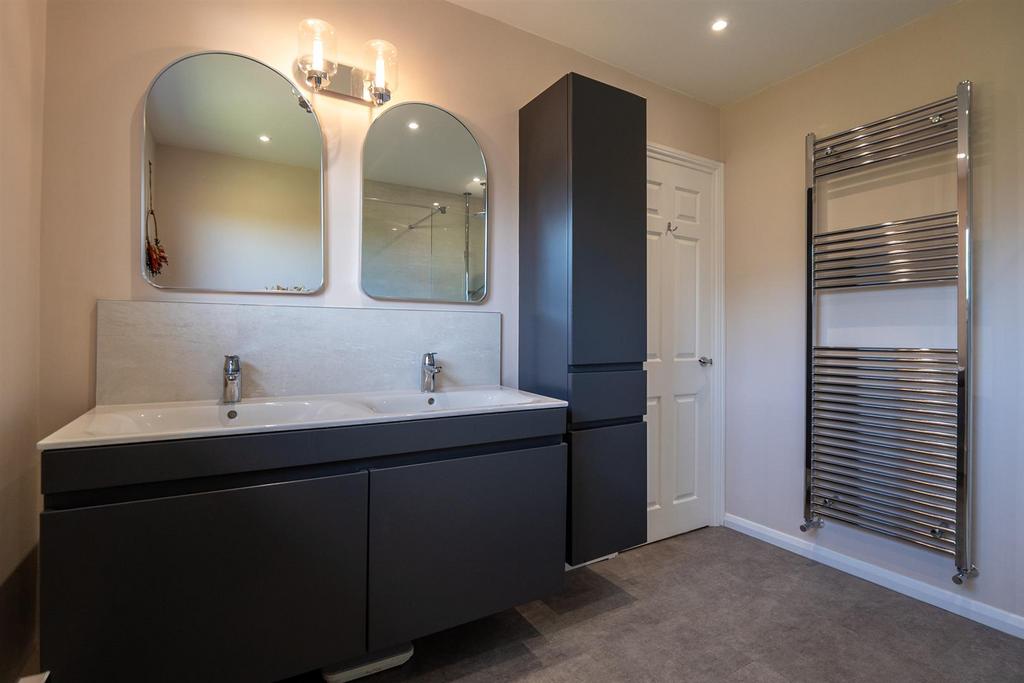 Principal Ensuite..jpg