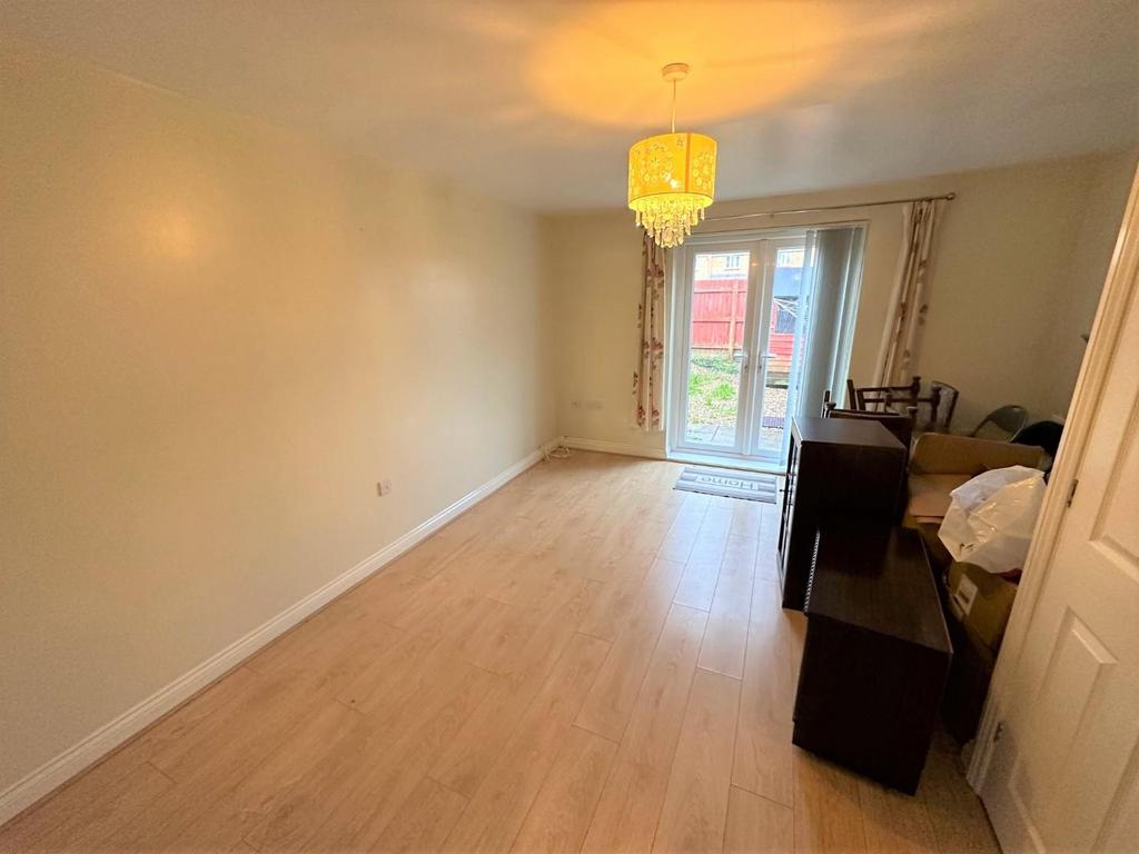 Horsham Road, Park South, Swindon 2 bed end of terrace house £995 pcm