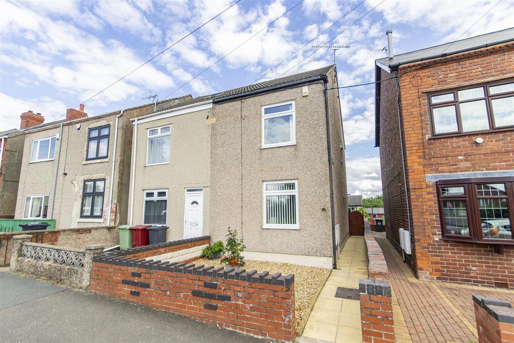 Chesterfield Road, North Wingfield... 3 bed semidetached house £155,000