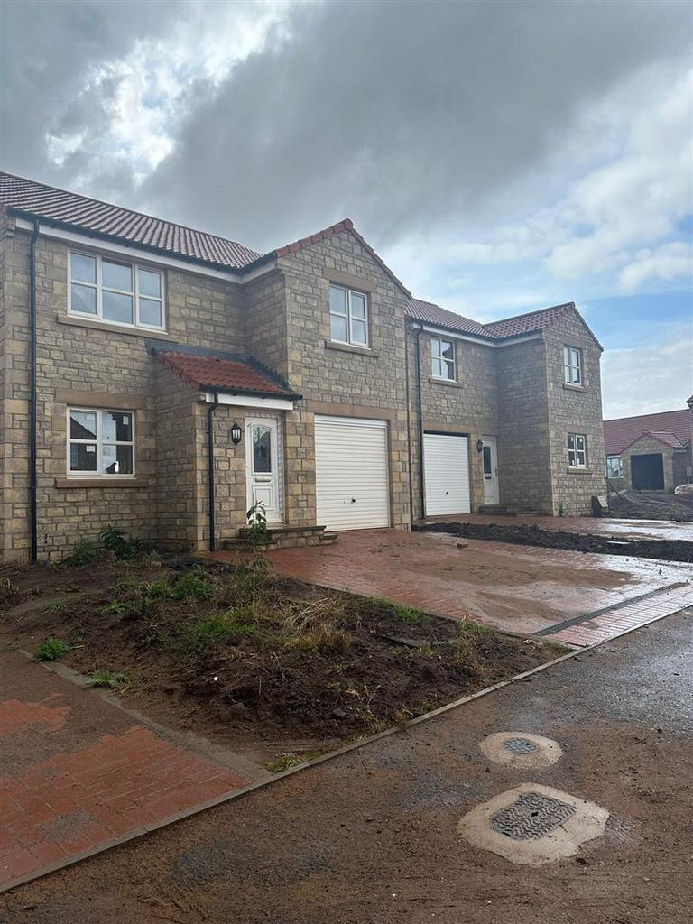 Copper Beech Court, Goldstone... 4 bed detached house £1,100 pcm (£