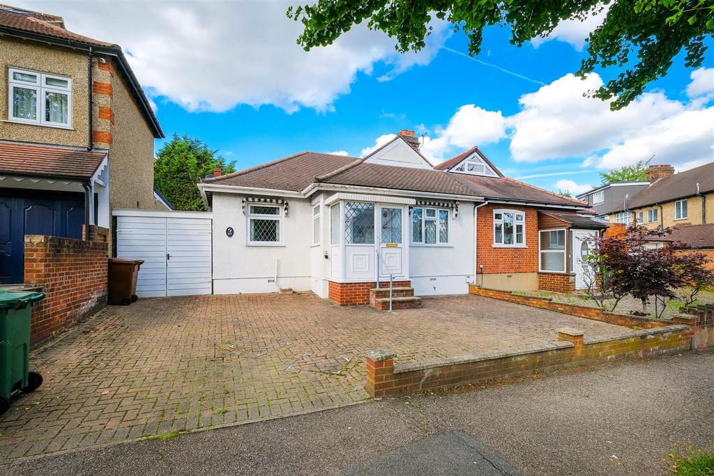 Dale View Crescent, North Chingford 2 bed semidetached bungalow for