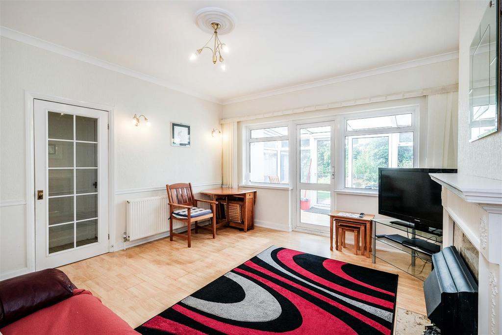 Dale View Crescent, North Chingford 2 bed semidetached bungalow for