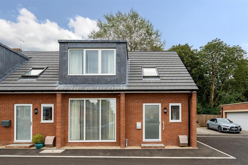 Bath Road, Devizes 2 bed semidetached house for sale £290,000