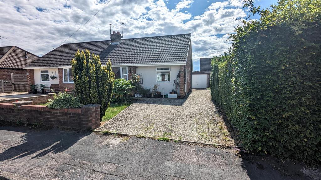 Rawcliffe Way, York YO30 5UP 2 bed semidetached bungalow for sale £