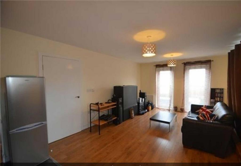 Domus Court, Fortune Avenue, Edgware... 2 bed apartment to rent £
