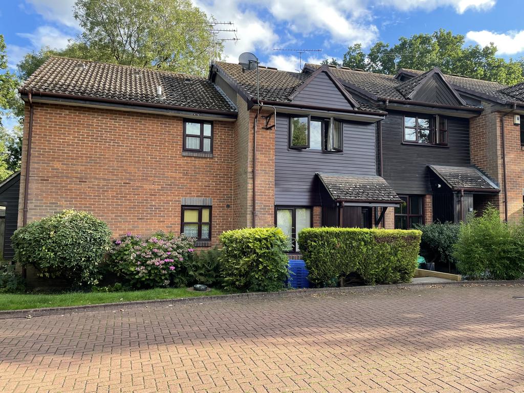 Drive,Wokingham 2 bed end of terrace house £1,395 pcm (£322 pw)