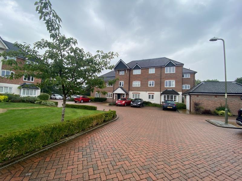 Hersham, WaltononThames 2 bed apartment to rent £1,550 pcm (£358 pw)