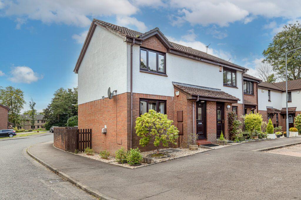 Woodlands Park, Rouken Glen, Thornliebank 2 bed end of terrace house