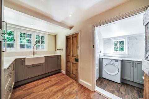 5 bedroom detached house to rent, Heath Road, Weybridge, KT13